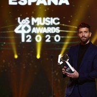 Pablo Alborán posa con su premio en Los 40 Music Awards 2020