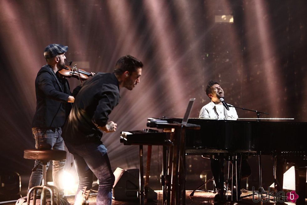 Pablo López durante su actuación en Los 40 Music Awards 2020