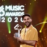 Nil Moliner con su premio de Los 40 Music Awards 2020