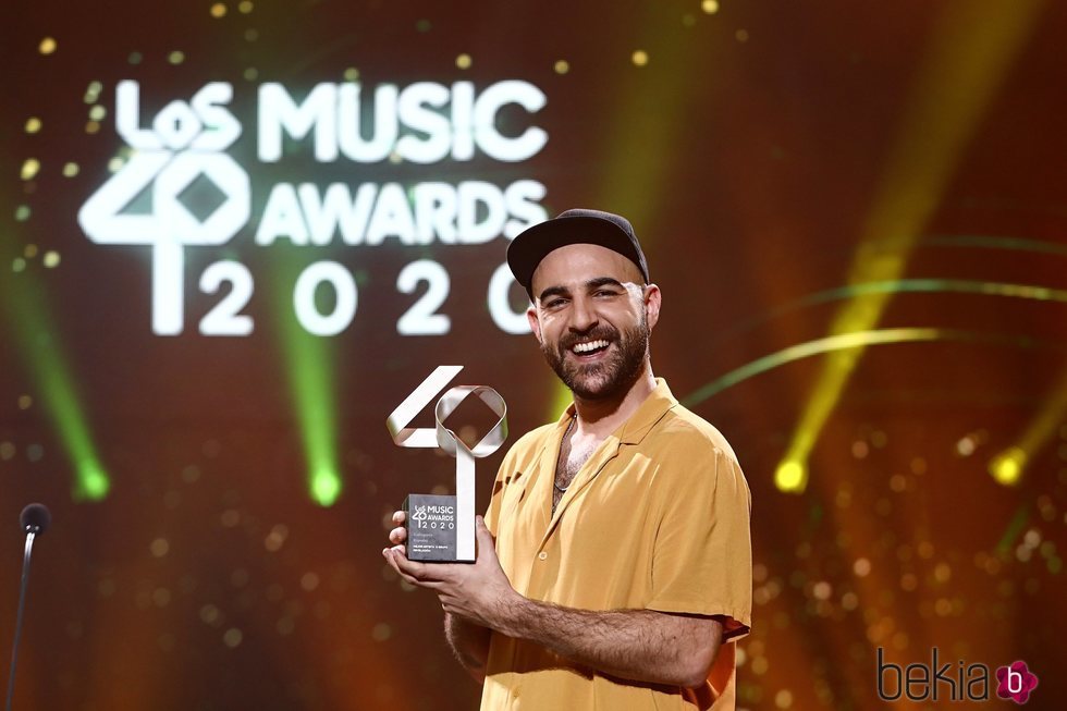 Nil Moliner con su premio de Los 40 Music Awards 2020