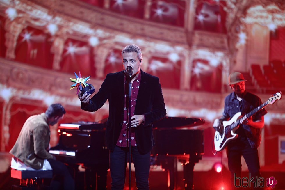 Carlos Tarque recogiendo el premio póstumo de Pau Donés en Los 40 Music Awards 2020