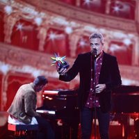 Carlos Tarque recogiendo el premio póstumo de Pau Donés en Los 40 Music Awards 2020