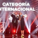 Manuel Carrasco y Lara Álvarez entregando un premio en Los 40 Music Awards 2020