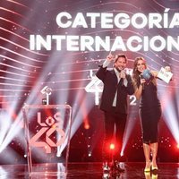 Manuel Carrasco y Lara Álvarez entregando un premio en Los 40 Music Awards 2020