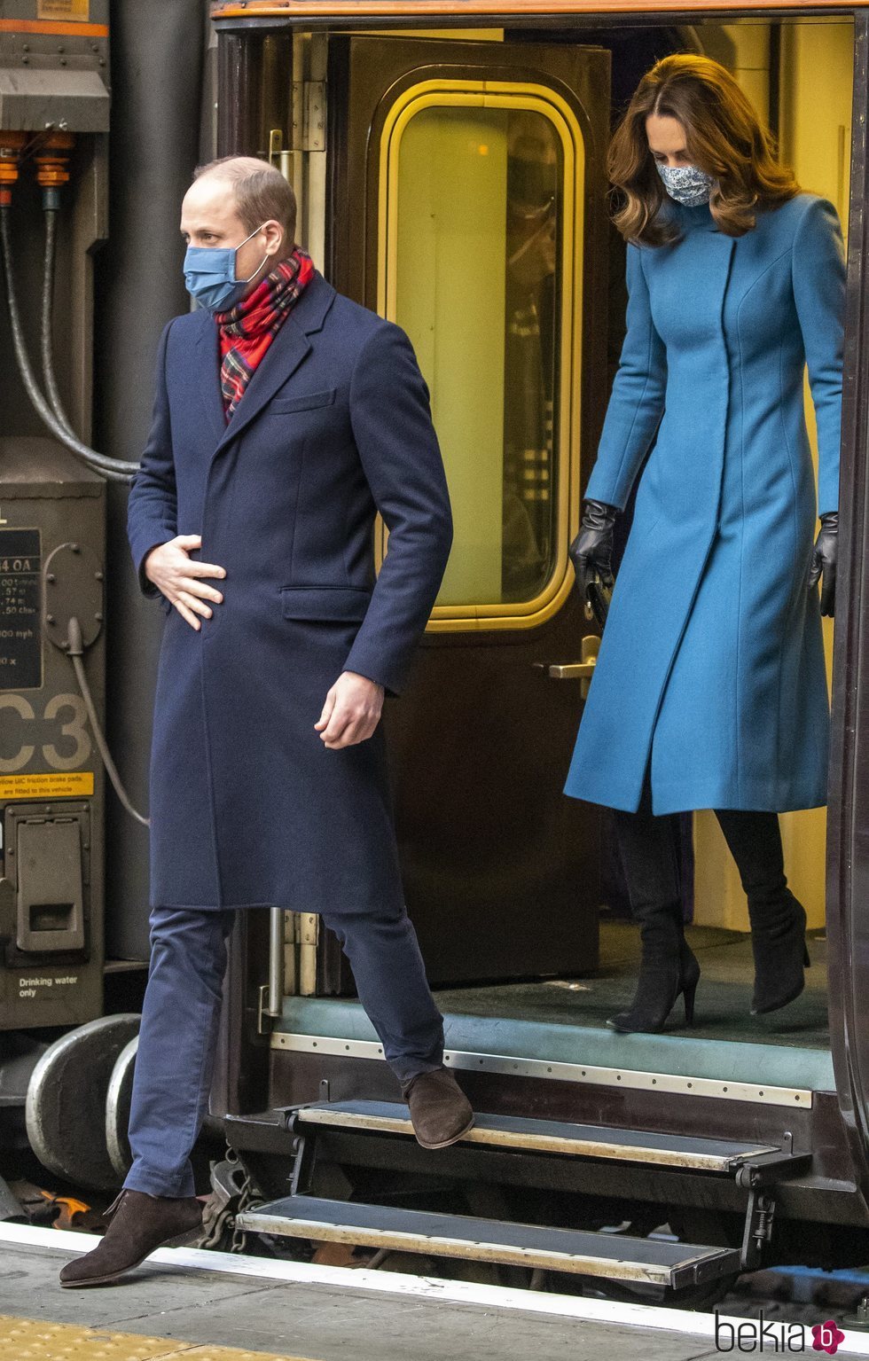 El Príncipe Guillermo y Kate Middleton a su llegada a Edimburgo en su Royal Train Tour