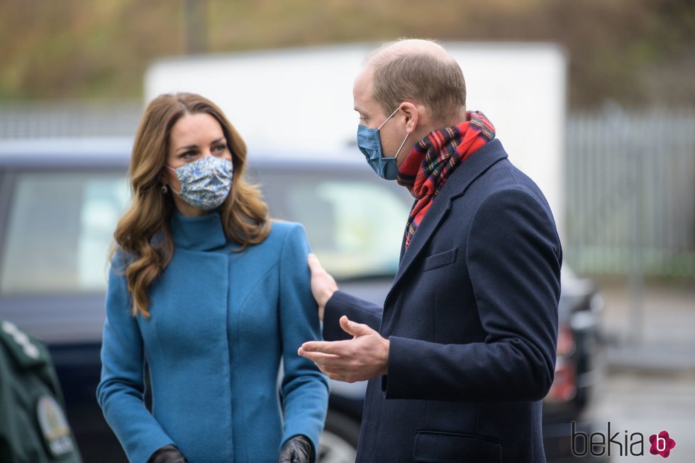 El Príncipe Guillermo y Kate Middleton con mascarilla en su visita al servicio escocés de ambulancias durante su Royal Train Tour