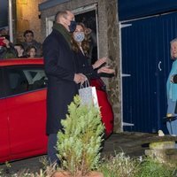 El Príncipe Guillermo y Kate Middleton con Len Gardner y su mujer en Batley durante su Royal Train Tour