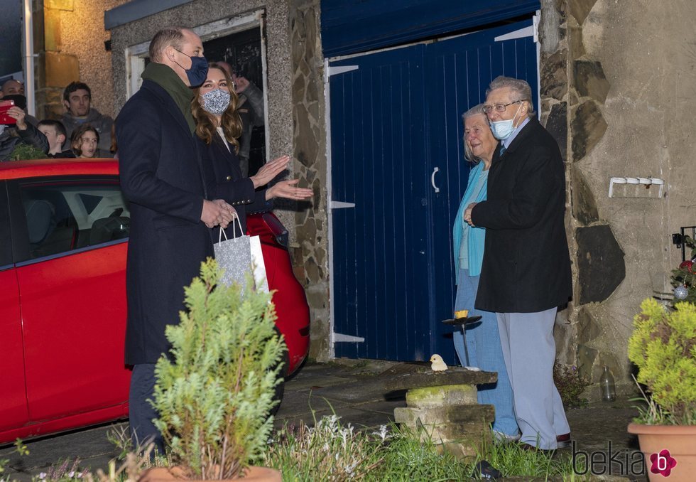 El Príncipe Guillermo y Kate Middleton con Len Gardner y su mujer en Batley durante su Royal Train Tour