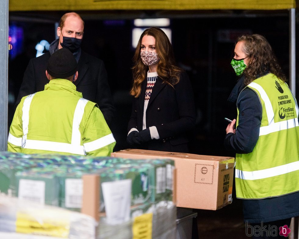 El Príncipe Guillermo y Kate Middleton visitan un banco de alimentos en Manchester durante su Royal Train Tour