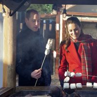 El Príncipe Guillermo y Kate Middleton con unos dulces en Cardiff en su Royal Train Tour