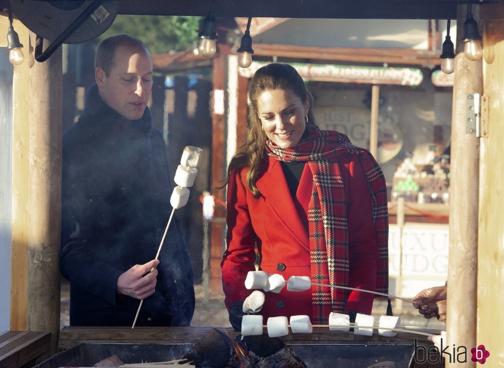 El Príncipe Guillermo y Kate Middleton con unos dulces en Cardiff en su Royal Train Tour