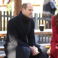 El Príncipe Guillermo y Kate Middleton, muy sonrientes en Cardiff en su Royal Train Tour