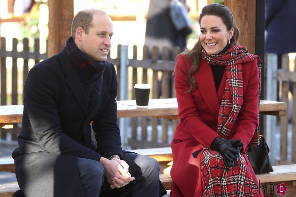 El Príncipe Guillermo y Kate Middleton, muy sonrientes en Cardiff en su Royal Train Tour