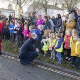 El Príncipe Guillermo y Kate Middleton hablan con unos niños en Bath durante su Royal Train Tour