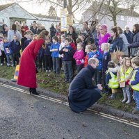 El Príncipe Guillermo y Kate Middleton hablan con unos niños en Bath durante su Royal Train Tour