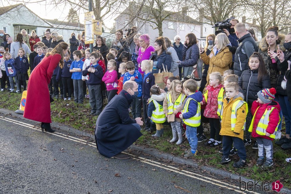 El Príncipe Guillermo y Kate Middleton hablan con unos niños en Bath durante su Royal Train Tour