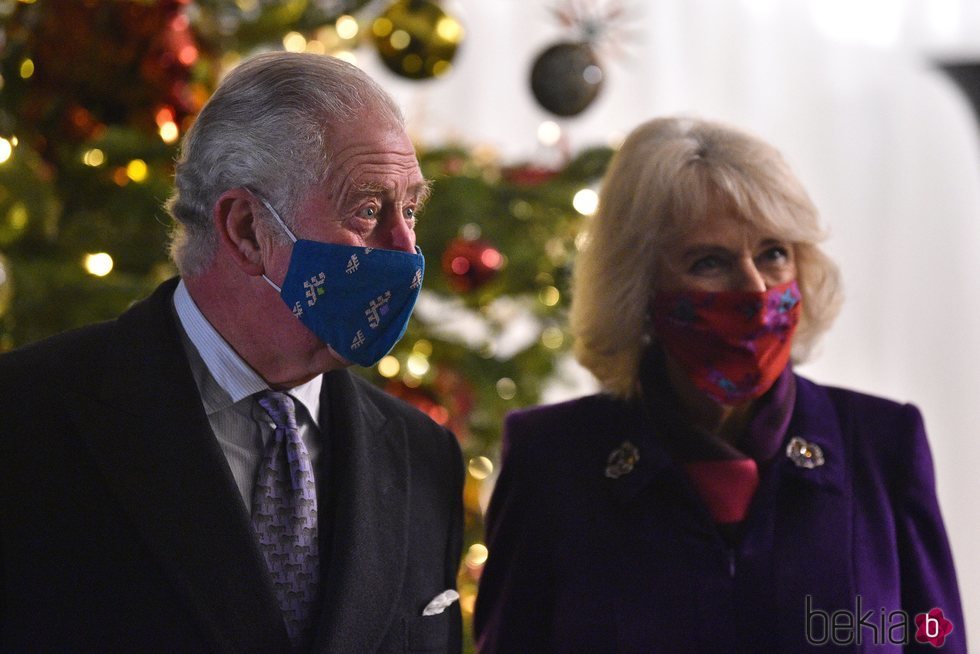 El Príncipe Carlos y Camilla Parker en un encuentro con voluntarios y trabajadores esenciales en Windsor Castle