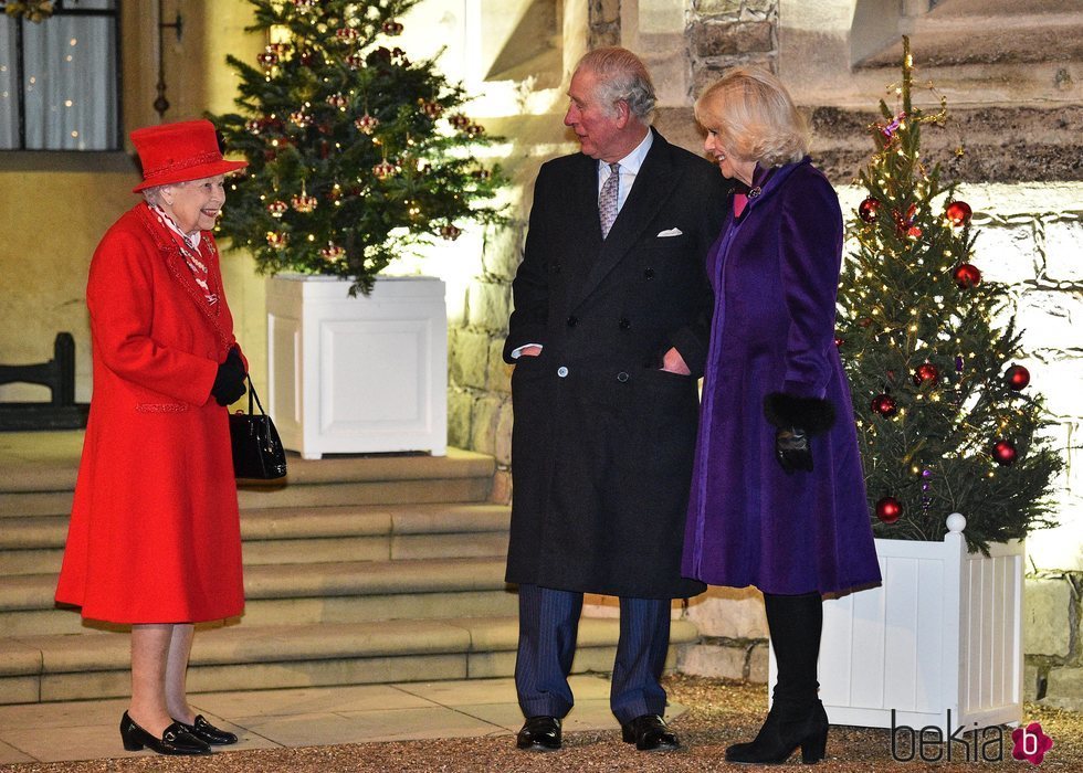 La Reina Isabel, el Príncipe Carlos y Camilla Parker en un encuentro con voluntarios y trabajadores esenciales en Windsor Castle