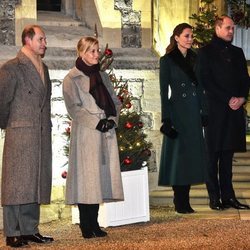 El Príncipe Guillermo y Kate Middleton y el Príncipe Eduardo y Sophie Rhys-Jones en un encuentro con voluntarios en Windsor Castle