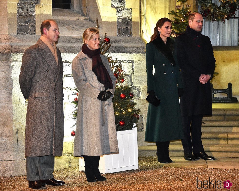 El Príncipe Guillermo y Kate Middleton y el Príncipe Eduardo y Sophie Rhys-Jones en un encuentro con voluntarios en Windsor Castle