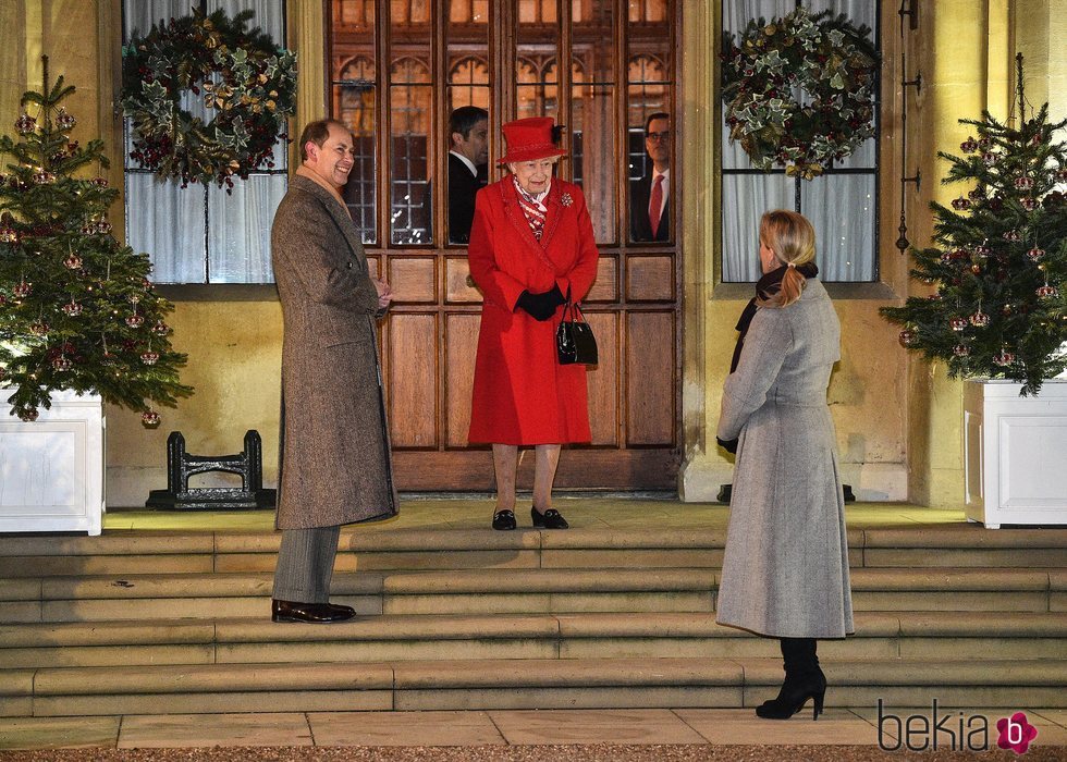 La Reina Isabel, el Príncipe Eduardo y Sophie Rhys-Jones en un encuentro con voluntarios y trabajadores esenciales en Windsor Castle