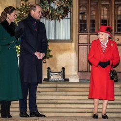 La Reina Isabel, el Príncipe Guillermo y Kate Middleton en un encuentro con voluntarios y trabajadores esenciales en Windsor Castle