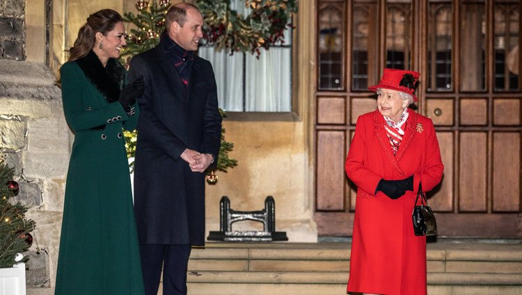 La Reina Isabel, el Príncipe Guillermo y Kate Middleton en un encuentro con voluntarios y trabajadores esenciales en Windsor Castle