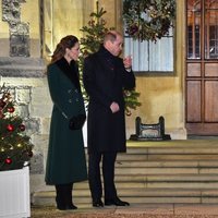 La Reina Isabel habla con el Príncipe Guillermo y Kate Middleton en un encuentro con voluntarios y trabajadores esenciales en Windsor Castle