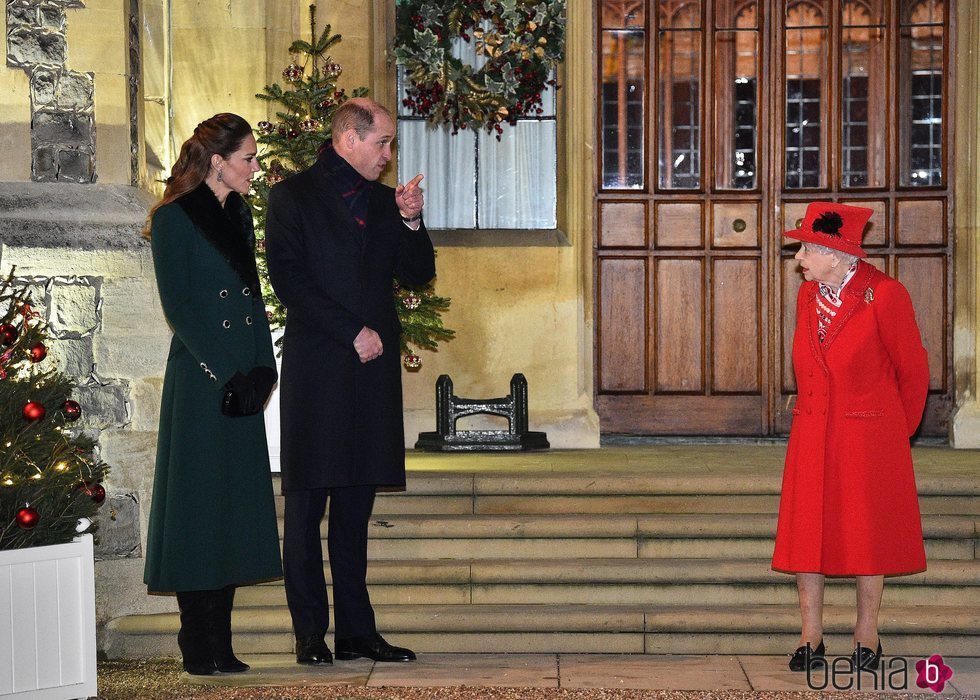 La Reina Isabel habla con el Príncipe Guillermo y Kate Middleton en un encuentro con voluntarios y trabajadores esenciales en Windsor Castle