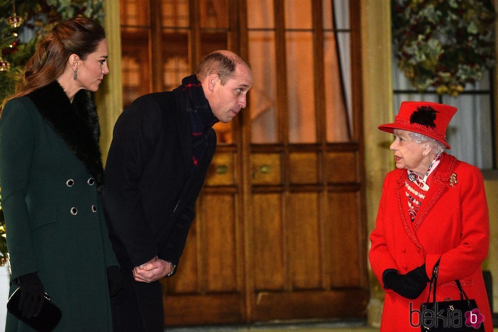 El Príncipe Guillermo y Kate Middleton se acercan a la Reina Isabel en un encuentro con voluntarios y trabajadores esenciales en Windsor Castle