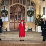 La Reina Isabel, el Príncipe Carlos y Camilla Parker, el Príncipe Guillermo y Kate Middleton en un encuentro con voluntarios y trabajadores esenciales en W