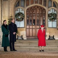 La Reina Isabel, el Príncipe Carlos y Camilla Parker, el Príncipe Guillermo y Kate Middleton en un encuentro con voluntarios y trabajadores esenciales en W