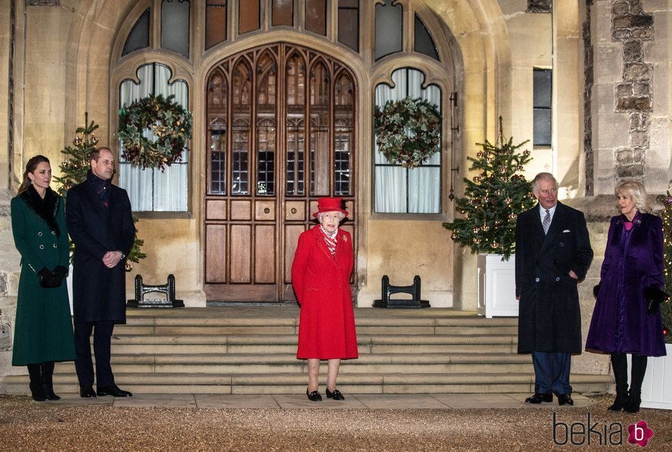 La Reina Isabel, el Príncipe Carlos y Camilla Parker, el Príncipe Guillermo y Kate Middleton en un encuentro con voluntarios y trabajadores esenciales en W