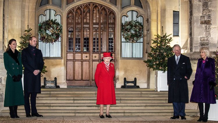 La Reina Isabel, el Príncipe Carlos y Camilla Parker, el Príncipe Guillermo y Kate Middleton en un encuentro con voluntarios y trabajadores esenciales en W