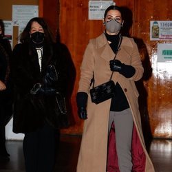 Elena Tablada con su madre en la misa funeral de su abuela