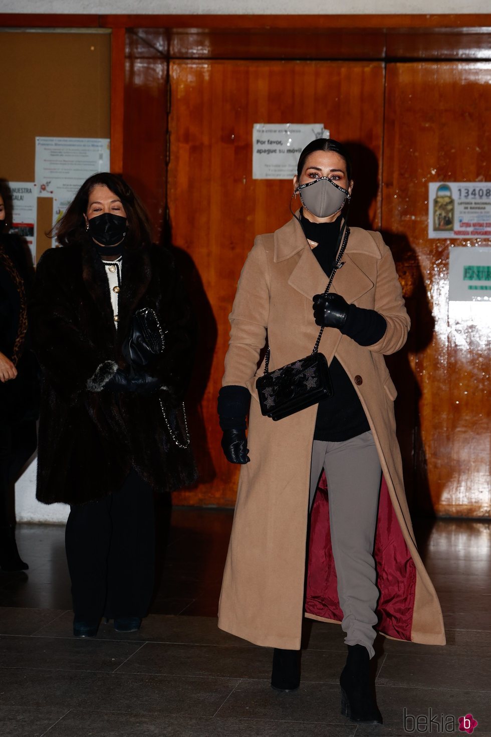 Elena Tablada con su madre en la misa funeral de su abuela