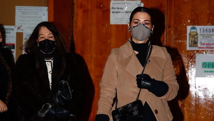 Elena Tablada con su madre en la misa funeral de su abuela