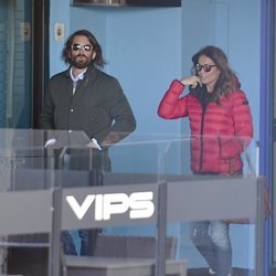 Lara Álvarez con Román Mosteiro paseando por Madrid