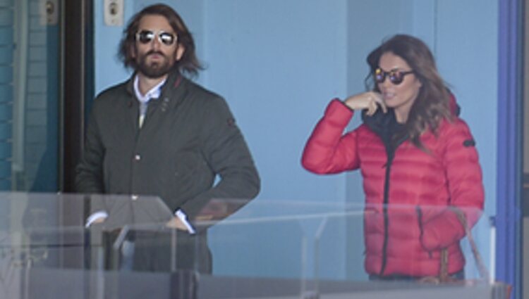 Lara Álvarez con Román Mosteiro paseando por Madrid