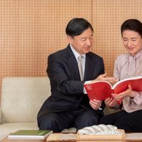 Naruhito y Masako de Japón leyendo un libro juntos