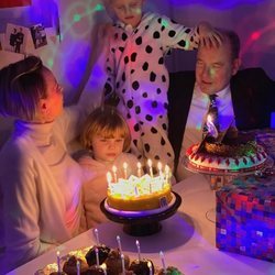 Jacques y Gabriella de Mónaco en su 6 cumpleaños con Alberto y Charlene de Mónaco