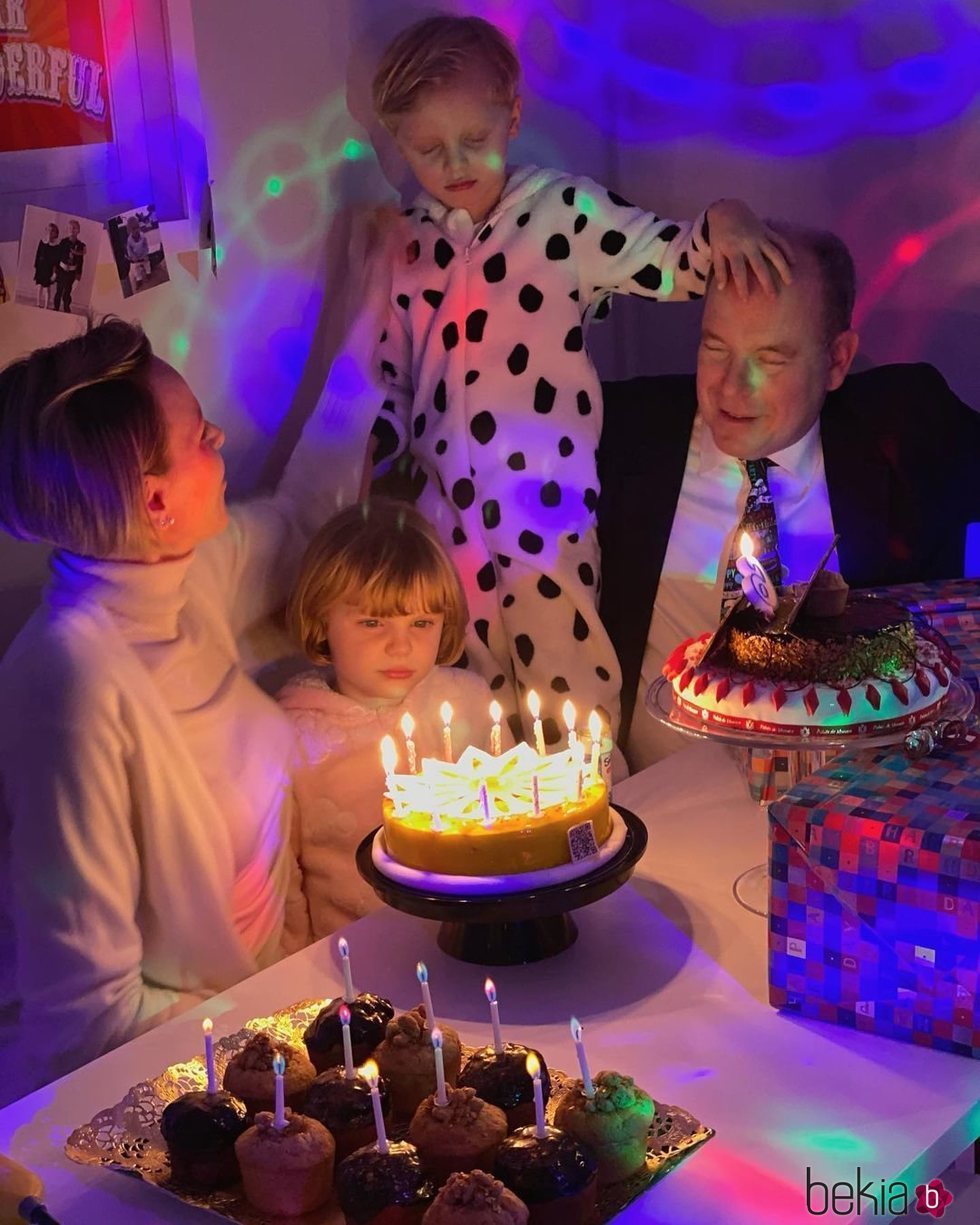 Jacques y Gabriella de Mónaco en su 6 cumpleaños con Alberto y Charlene de Mónaco