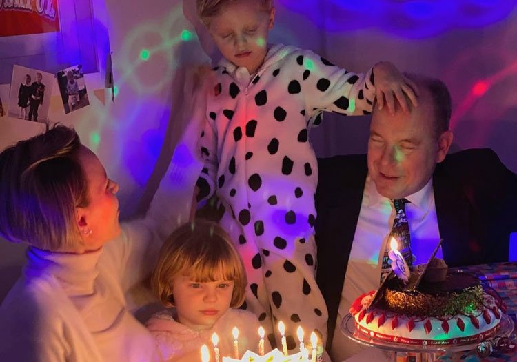 Jacques y Gabriella de Mónaco en su 6 cumpleaños con Alberto y Charlene de Mónaco