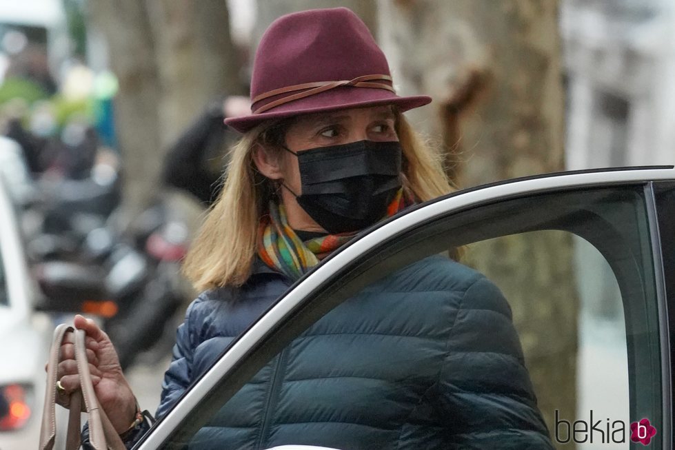 La Infanta Elena entra en su coche tras una comida con sus amigas