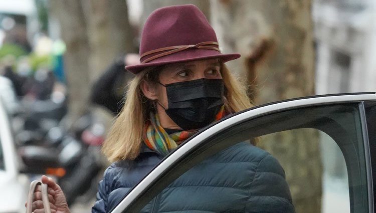 La Infanta Elena entra en su coche tras una comida con sus amigas