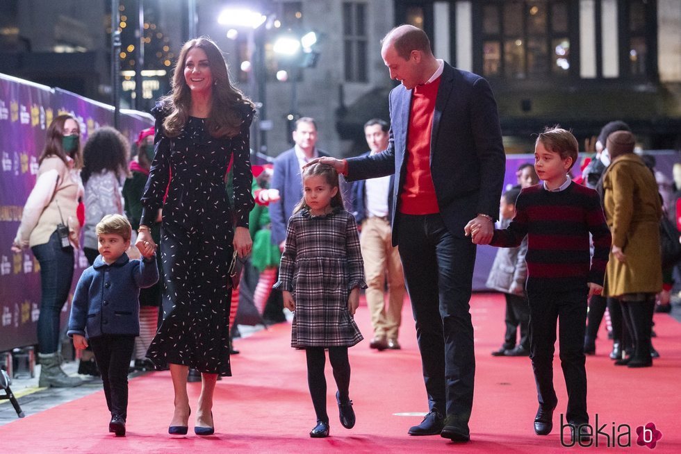 El Príncipe Guillermo, Kate Middleton y los Príncipes Jorge, Luis y Carlota acudiendo al espectáculo 'Pantoland'