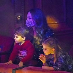 Kate Middleton con el Príncipe Luis y la Princesa Carlota en el espectáculo 'Pantoland'