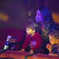 Kate Middleton con el Príncipe Luis y la Princesa Carlota en el espectáculo 'Pantoland'