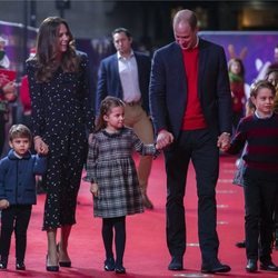 El Príncipe Guillermo, Kate Middleton y sus hijos, los Príncipes Jorge, Carlota y Luis en la alfombra de 'Pantoland'