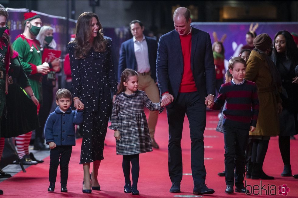 El Príncipe Guillermo, Kate Middleton y sus hijos, los Príncipes Jorge, Carlota y Luis en la alfombra de 'Pantoland'